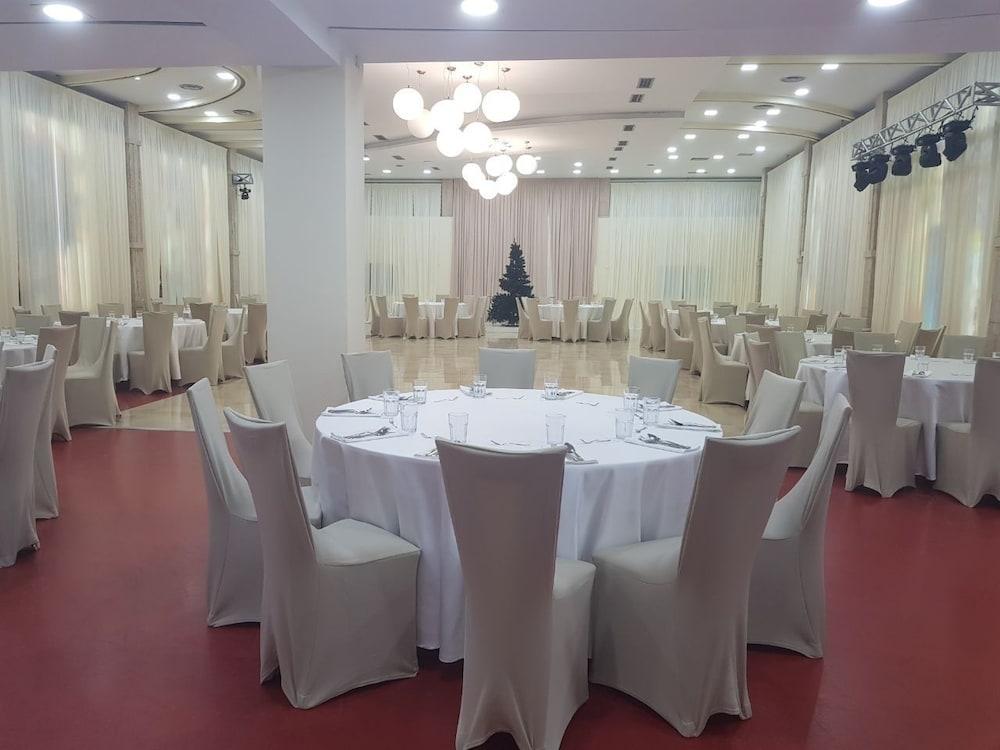 Hotel Ferrari Tirane Exterior photo